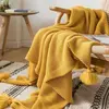 deka pletena s pomponima - žuta 130 x 170 cm