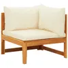 kutna sofa s krem bijelim jastucima masivno bagremovo drvo
