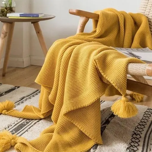 deka pletena s pomponima - žuta 130 x 170 cm