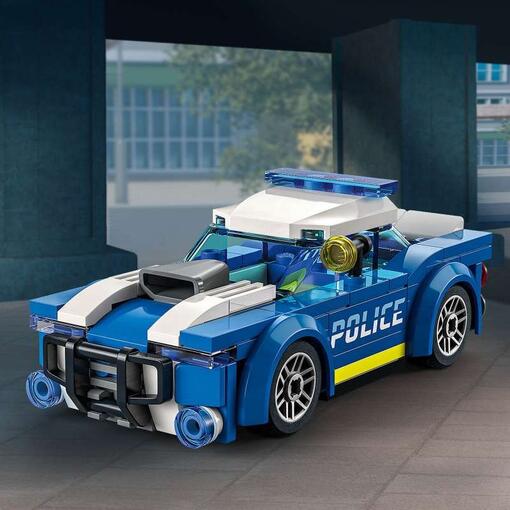 policijski automobil i policajac